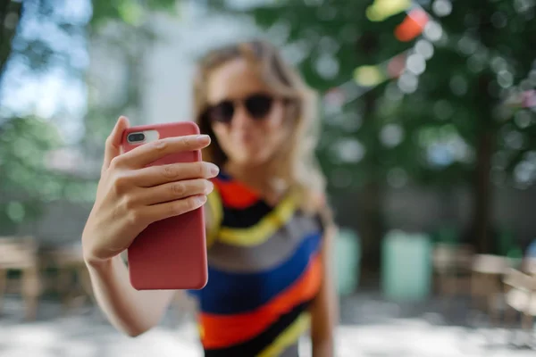 Joven hermosa rubia hembra tomando selfie en colorido vestido ou — Foto de Stock