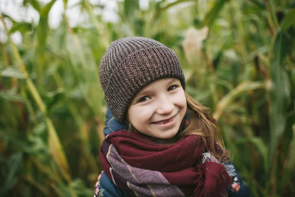 Linda niña en el campo de maíz sonriendo — Foto de Stock