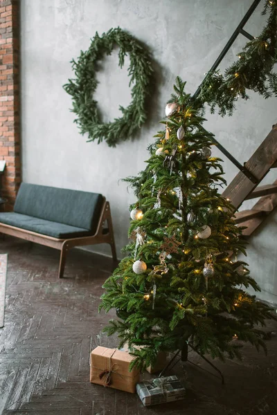 Hermoso loft decorado de vacaciones con árbol de Navidad con presen — Foto de Stock
