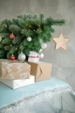 Noel ağacına çatı ile mavi retro araba