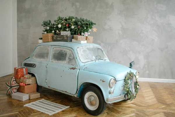 蓝色复古车屋顶上的圣诞树 — 图库照片