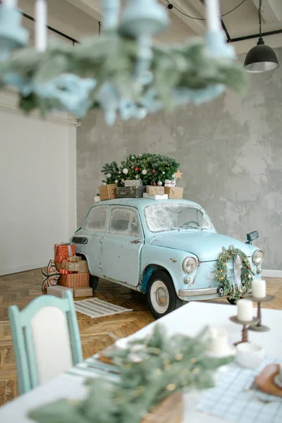 Coche retro azul con árbol de Navidad en el techo — Foto de Stock