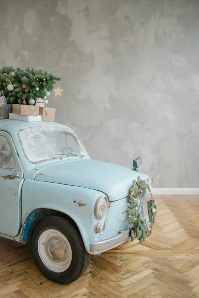 Coche retro azul con árbol de Navidad en el techo — Foto de Stock