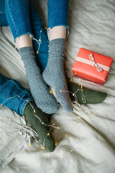 Hombre cruzando piernas con mujer en la cama con regalos — Foto de Stock