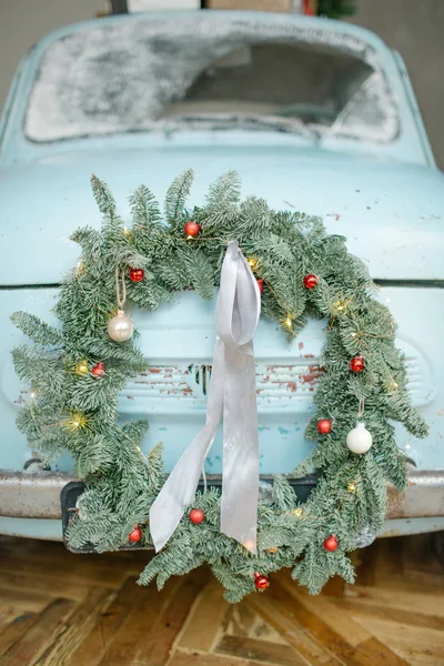 Blauw retro auto met kerstboom op dak — Stockfoto