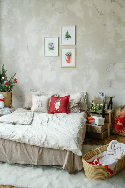 Leeres Loft-Wohnzimmer für Weihnachtsfeier dekoriert Stockbild