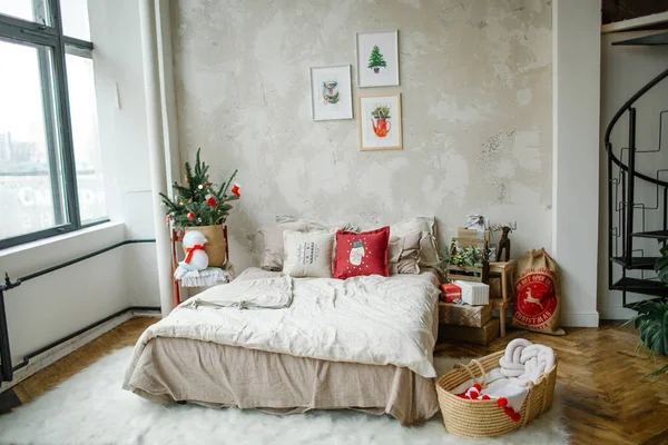 Sala de estar loft vazio decorado para celebração de Natal Imagem De Stock