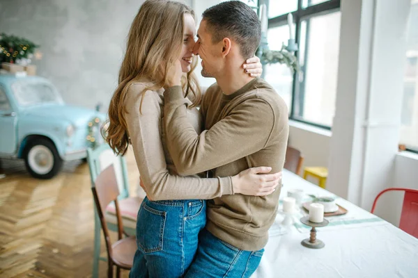 Junge kaukasische Mann umarmt attraktive kurvige Frauen in Speisesaal ro lizenzfreie Stockfotos