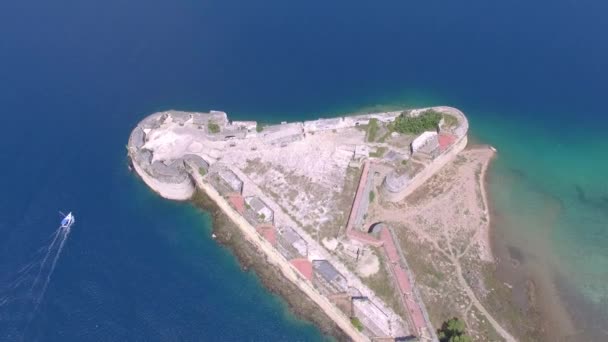 Luchtfoto helikopter schot van St. Nicholas Fortress - archipel van Sibenik — Stockvideo