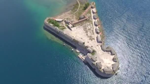Tiro de helicóptero aéreo da Fortaleza de São Nicolau - Arquipélago de Sibenik — Vídeo de Stock