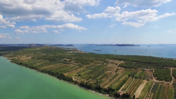 Воздушный вид на озеро Вранско и ландшафт, Хорватия — стоковое видео