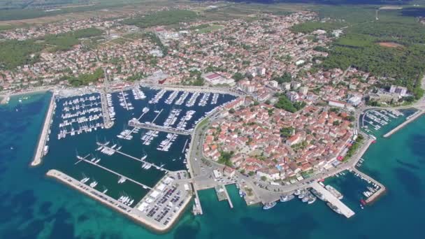 Flygfoto över liten stad på Adriatiska kusten, Biograd na moru — Stockvideo