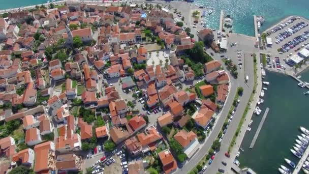 Luchtfoto van kleine stad aan de Adriatische kust, Biograd na moru — Stockvideo