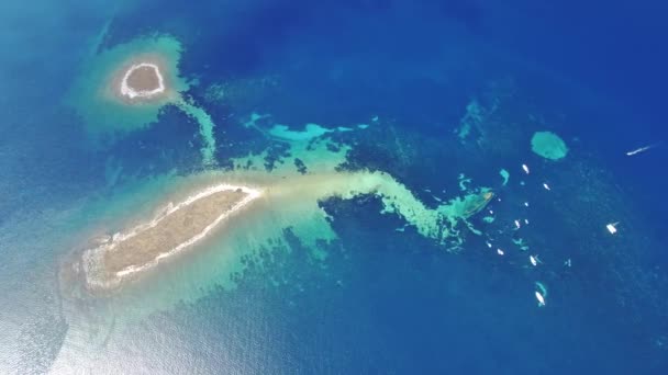 Vista aérea del barco hundido cerca de la isla Dugi otok — Vídeo de stock