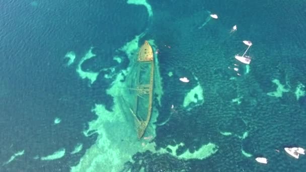 Luchtfoto van het gezonken schip in de buurt van het eiland Dugi otok — Stockvideo