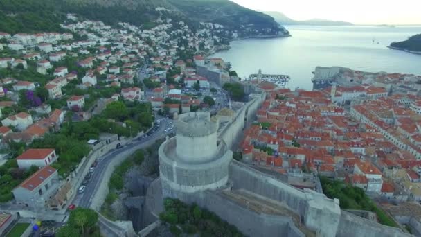 Vista aérea de la ciudad vieja de Dubrovnik antes del amanecer — Vídeo de stock