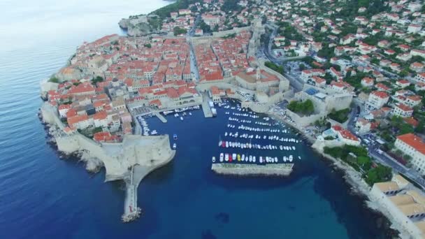 Vista aérea de la ciudad vieja de Dubrovnik antes del amanecer — Vídeos de Stock