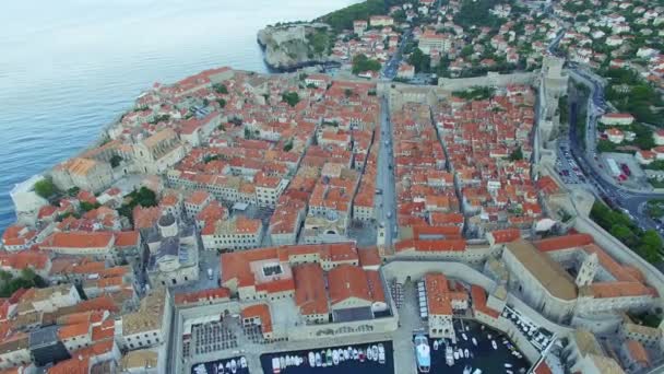 Пташиного польоту до Старого міста Дубровника, перед сходом сонця — стокове відео