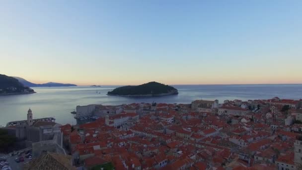 Flybilde av gamlebyen Dubrovnik før soloppgang – stockvideo