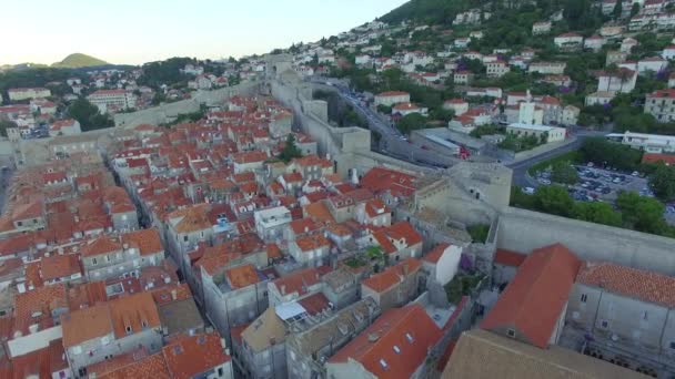 Luchtfoto van de oude stad van Dubrovnik voor zonsopgang — Stockvideo