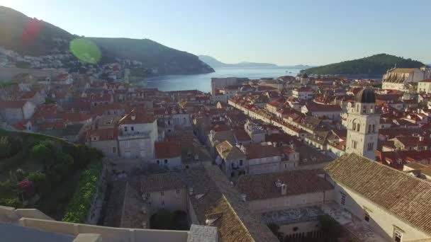 Vista aérea de la ciudad vieja de Dubrovnik durante la salida del sol — Vídeo de stock
