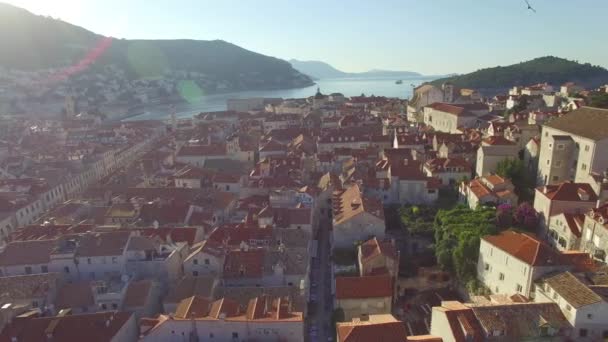 Luchtfoto van de oude stad van Dubrovnik tijdens zonsopgang — Stockvideo