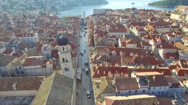 Vista aérea de la ciudad vieja de Dubrovnik durante la salida del sol — Vídeos de Stock