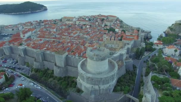 Luftaufnahme der Altstadt von Dubrovnik vor Sonnenaufgang — Stockvideo
