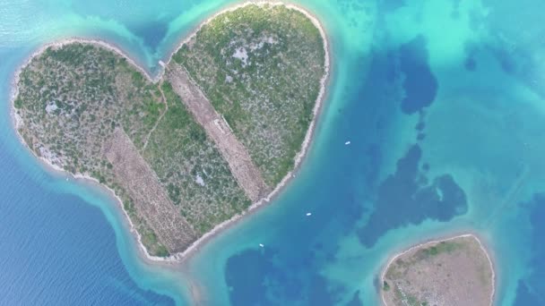 Вид с воздуха на остров Галесняк в форме сердца на Адриатическом побережье — стоковое видео