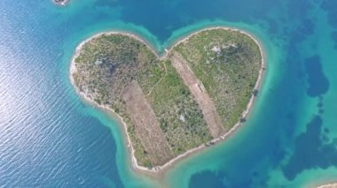 Adriyatik kıyısı Galesnjak adada hava görünümünü kalp şeklinde