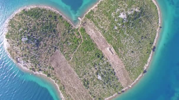 Вид с воздуха на остров Галесняк в форме сердца на Адриатическом побережье — стоковое видео