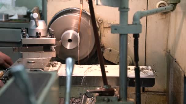 Процесс обработки металлических заготовок на токарном станке — стоковое видео