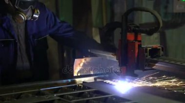 Metal kesme. Plazma ve metal müdahalesini kıvılcımlar