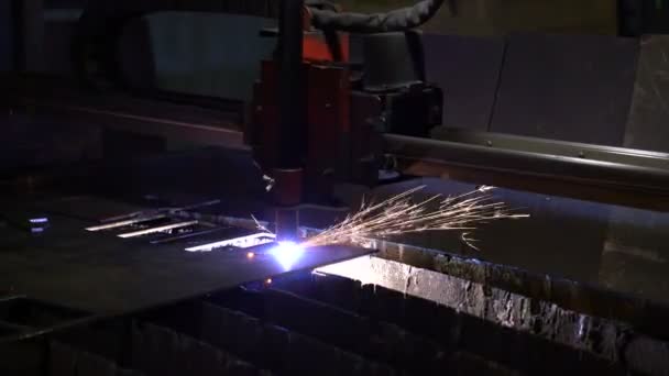Taglio di metallo. Sparks volare da plasma e metallo interazione — Video Stock