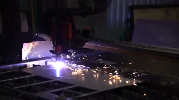 Cutting of metal. Sparks fly from plasma and metal interaction — Stock Video