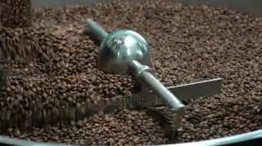 bir kahve kavurma kavrulmuş kahve çekirdekleri