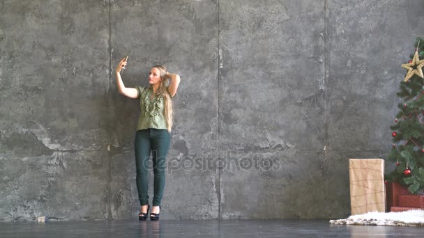 Νεαρή γυναίκα λήψη selfie φωτογραφία — Αρχείο Βίντεο