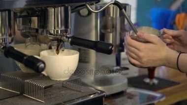 Profesyonel kahve makinesi yapım kapuçino