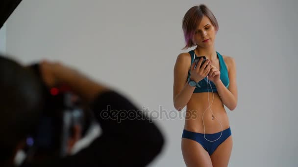 Fotograf fotografowania modelu w studio — Wideo stockowe