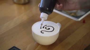 barista tarafından Latte sanat yapmak nasıl