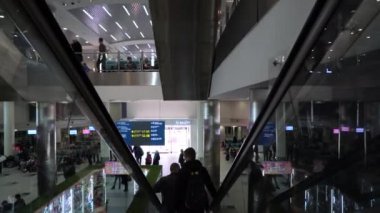 Moskova - 8 Kasım 2016: Moskova Domodedovo Havaalanı yürüyen merdiven harekette.