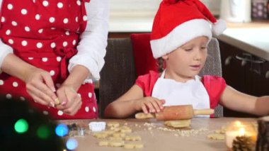Anne ve kızı gingerbread Noel için hazırlanıyorlar