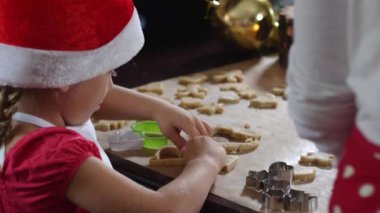 Anne ve kızı gingerbread Noel için hazırlanıyorlar