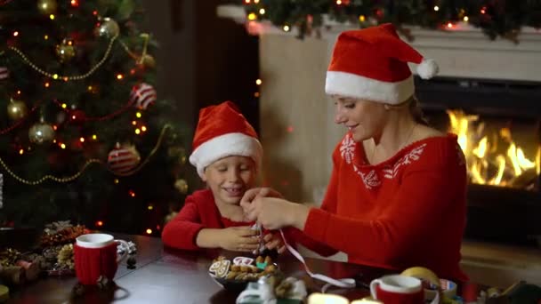 Geschenkverpackung für Weihnachten und Neujahr. — Stockvideo