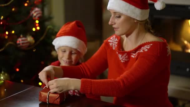 Empacotamento de presente para Natal e Ano Novo . — Vídeo de Stock