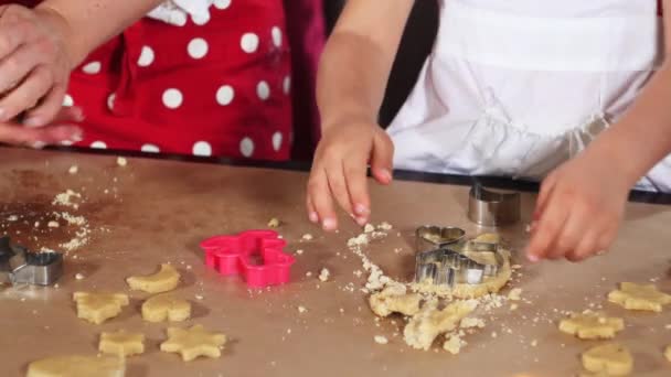 Ibu dan anak sedang mempersiapkan roti jahe untuk Natal — Stok Video