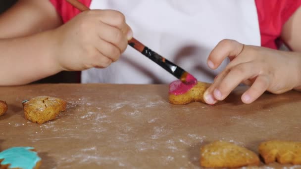 Anne ve kızı gingerbread Noel için hazırlanıyorlar — Stok video