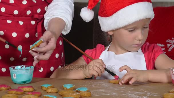 Mutter und Tochter bereiten Lebkuchen für Weihnachten vor — Stockvideo