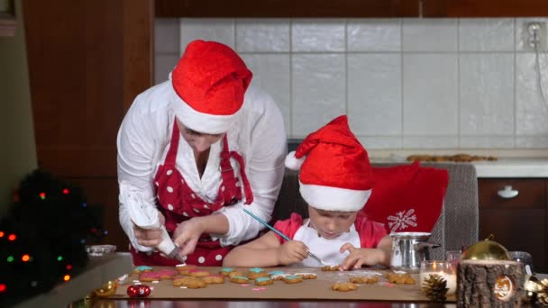 Anne ve kızı gingerbread Noel için hazırlanıyorlar — Stok video