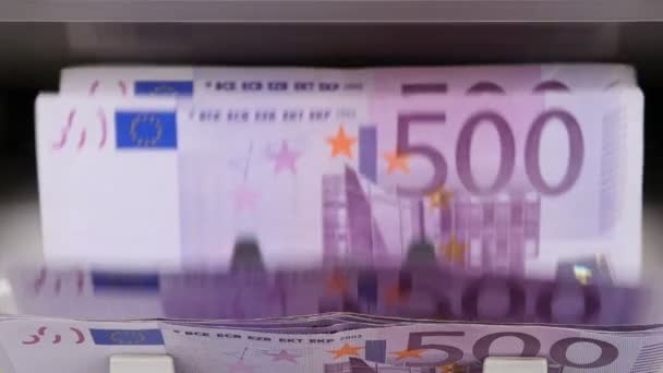 현금 계산 기계. Banknote 카운터는 500 유로 지폐를 세고 있습니다.. — 비디오